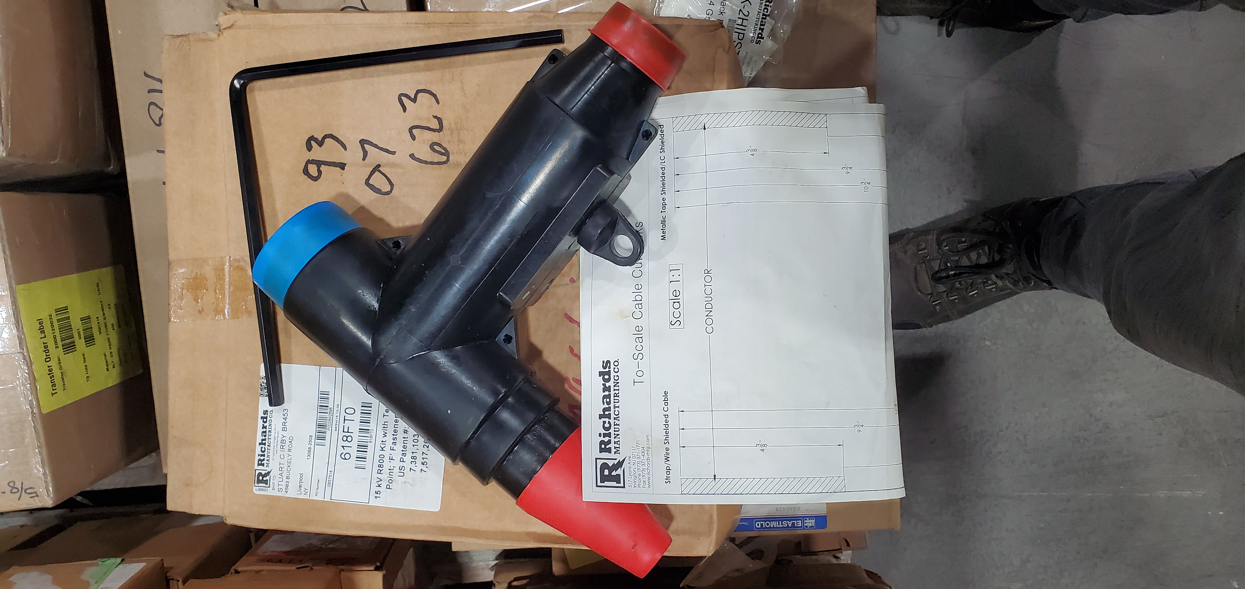 ELBOW, 600A W/200A RDC TAP WELL BSHG